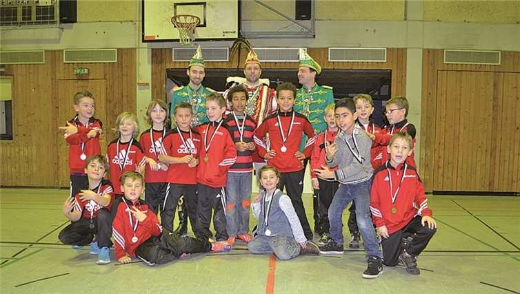 Die teilnehmenden Mannschaften stellten sich zum Erinnerungsfoto.