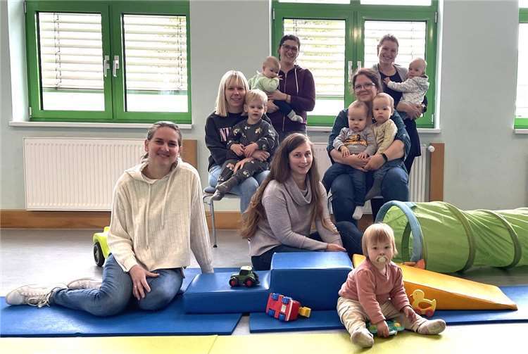 Die teilnehmenden Mütter waren sich einig: „Es ist gut sich austauschen zu können. Dadurch fühlt man sich viel sicherer, wenn das Kind das nächste Mal Fieber bekommt“. Foto: Christa Fröhlich