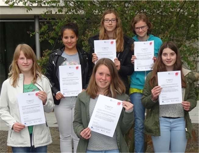 Die teilnehmenden Schülerinnen, alle 7. bis 9. Klasse: Elena Jäger (nicht auf dem Bild), Lara Mombauer, Joana Schauff, Emelie Siebrecht, Michelle Spillner, Luna Stolzenberg und Magdalena Vetterlein. privat