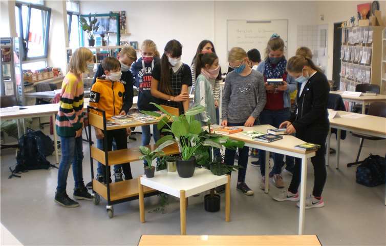 Die teilnehmenden Schülerinnen und Schüler der sechsten Klassen Nora Melzbach, Sina Kilian, Mika Zieglowski, Loreley Dauer, Emma Dünchem, Vanesa Vasilic, Leon Kunder, Stella Mia Sporn, Lotta Beus, Jonah Hahn, Berkay Dös und Christoph Hauschulz bei der Auswahl ihrer Buchpräsente.Foto: privat