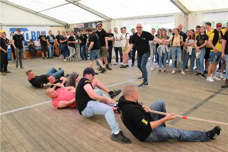 Die teilnehmenden Teams versuchten alles, um das Tau auf ihre Seite zu ziehen.