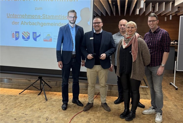 Die teilnehmenden Unternehmer wurden begrüßt von (v.l.): VG-Bürgermeister Ulrich Richter-Hopprich, Alexander Klinge von der Wirtschaftsförderung der VG, Ortsbürgermeister Sascha Stein (Ruppach-Goldhausen), Ortsbürgermeisterin Sandra König (Boden) sowie Ortsbürgermeister Alexander Herbst (Heiligenroth). Foto:VG Montabaur / Anna-Sophia Krummeich