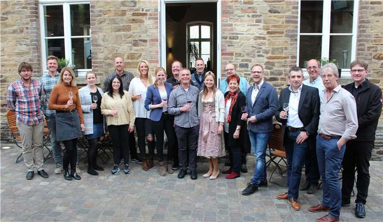 Die teilnehmenden Winzer kurz vor der Eröffnung der Weinpräsentation.Fotos: WITE