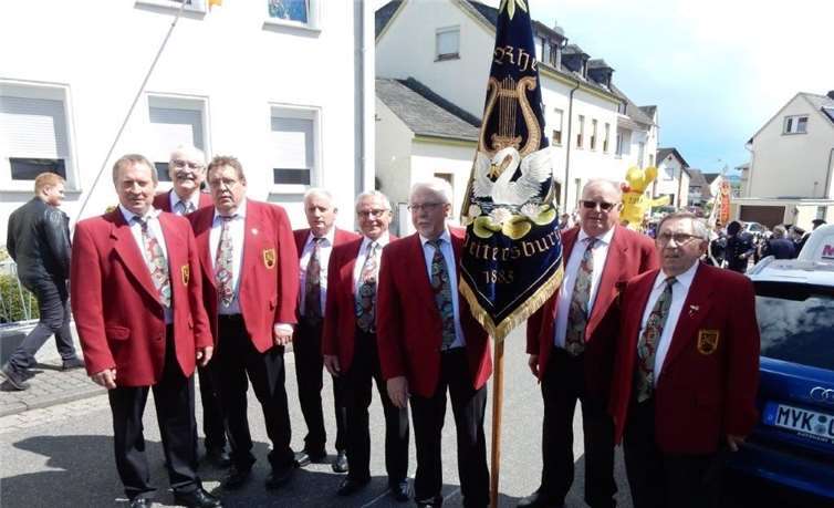 Die teilnehmer mit Vereinsfahne beim Festumzug. Privat