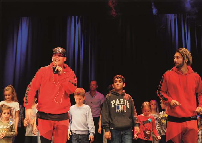 Programm der Extraklasse begeisterte zahlreiche Kinder und Eltern Die temperamentvolle Hip Hop Street-Dance-Show animierte zum Mittanzen