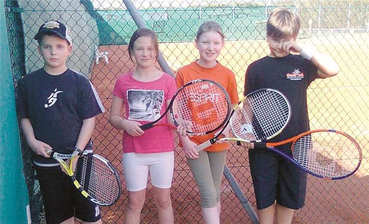 Die tennisbegeisterte U 12 gemischt: Kilian Schneider, Nicole Reichel, Linda Sägebarth, Simon Koch.privat