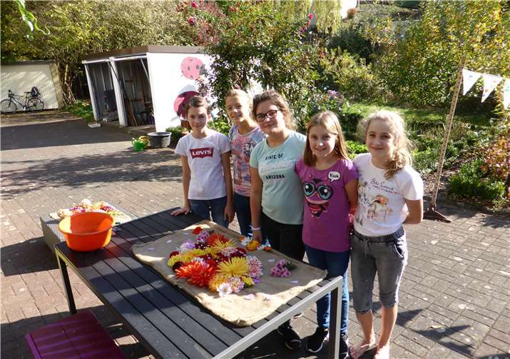 Die tiefe Glut der Dahlien in der Nachmittagssonne ist ein Erlebnis, das sich noch durch ein Blüten-Arrangement steigern lässt. privat