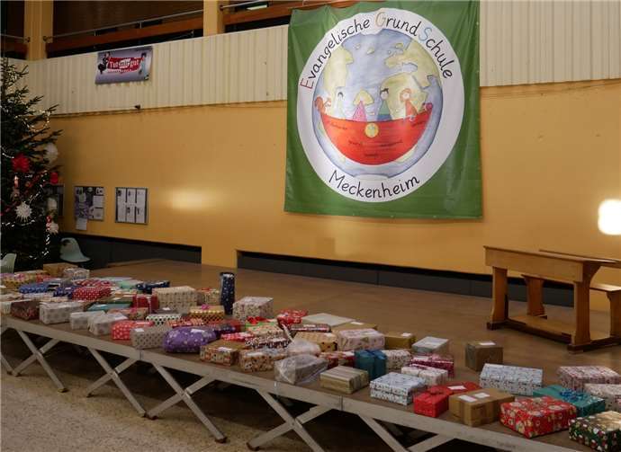 Die toll verpackten Geschenke wurden in der Grundschule gesammelt.