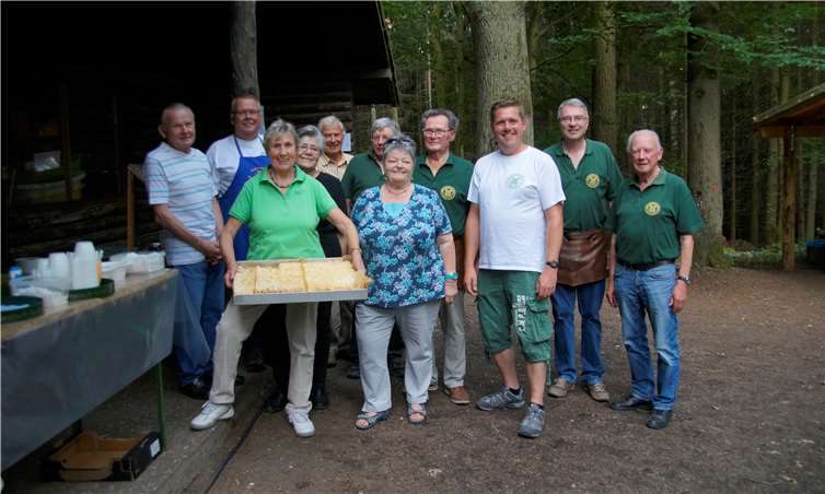 Die tolle Truppe des MGV Höhr hatte mit ihren Ehefrauen wieder das Waldfest auf die Beine gestellt. Der traditionelle Streuselkuchen durfte natürlich nicht fehlen. Fotos: MIH