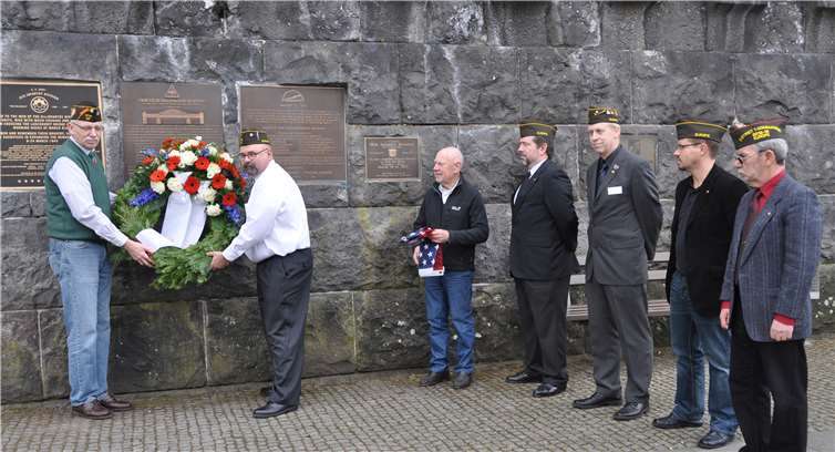 Die traditionelle Kranzniederlegung am Friedensmuseum.AB