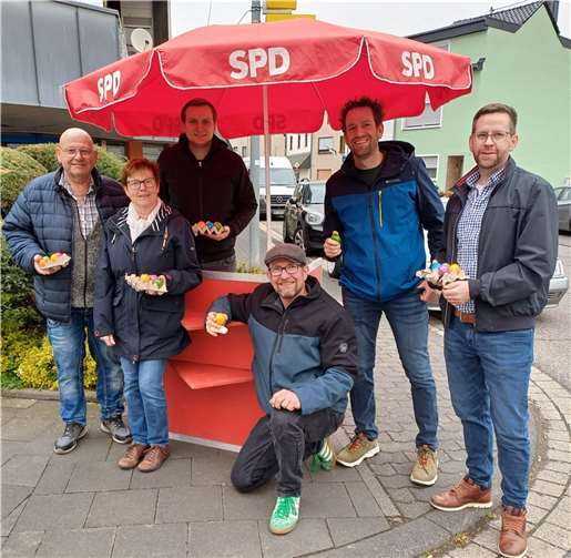 Die traditionelle Osteraktion des SPD-Ortsvereins Rheinbrohl fand an Ostersamstag erstmalig vor „Tante Emma Rheinbrohl“ statt.  Foto: Frank Roeder