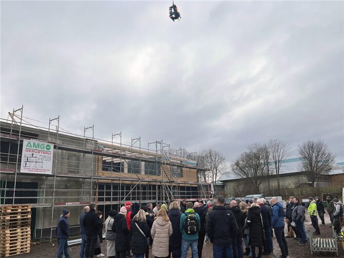 Die traditionelle Richtkrone schwebte am Kran über den Rohbau.