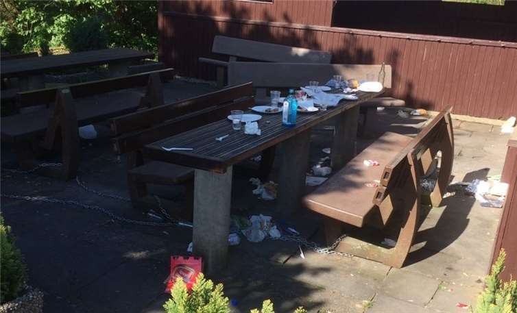 Die traurigen Hinterlassenschaften der Feier.Privat