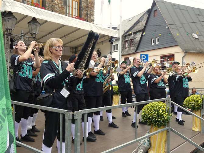 Die trefflich musizierenden Akteure der „Schängel Gugge“ führten den farbenfrohen Festumzug zum Rathaus zunächst an.