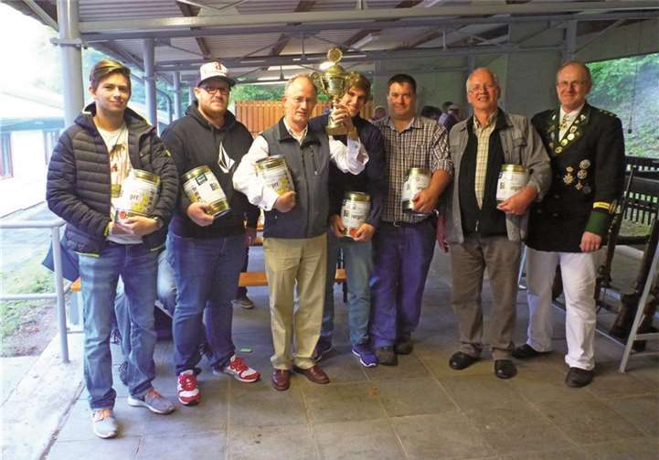 Die treffsicheren Gewinner freuten sich über ihre Sachpreise.