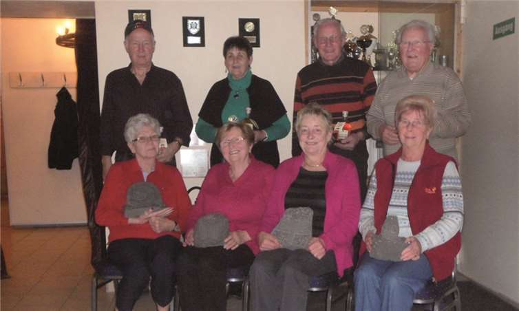 Die treffsicheren Schützen des Adlerschießens Siegfried Henrdysiak, Renate Schneider, Karl Schopp, Norbert Schmitz (himten, v. l.), Marlene Sesterhenn, Rita Schopp, Christine Röder und Elisabeth Schmitz (vorne, v. l.). privat