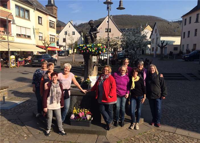 Die treiser Möhnen putzten und schmückten den Heckedotz - Brunnen.Foto: Privat
