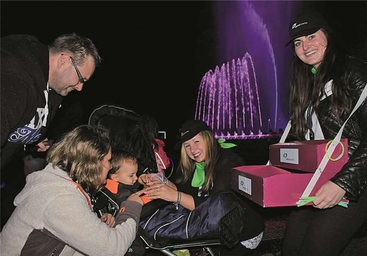 Die trendigen Leuchtstäbe der Ahrtal-Werke kamen bei den Gästen der Klangwelle gut an.privat