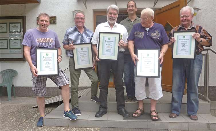 Die treuen Mitglieder des Angelsportvereines mit ihren Urkunden. privat
