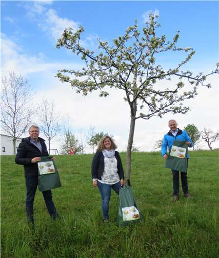 Die trockenen Sommer der vergangenen Jahre haben der Natur und besonders den unter Trockenheit leidenden Bäumen zugesetzt. Ein Problem, das man im Kreis Neuwied erkannt hat. „Wir tun etwas dagegen. Biodiversität ist uns wichtig“, betont Landrat Achim Hallerbach, der gemeinsam mit dem Netzwerk „Klimawandelanpassung“ im Landkreis Neuwied jetzt ein weiteres kleines, aber wirksames Mittel vorstellen konnte: die ewässerungssäcke.Foto: Kreisverwaltung