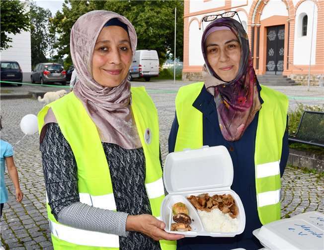Auf dem Kirchplatz überwogen Aufbruchstimmung und Optimismus Die türkischen Frauen von Merida servierten Gyros und den legendären „Arche-Noah Kuchen“.