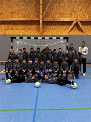 Die u11 auch neben dem Platz nun einheitlich, dank Dirk Hennemann.  Foto: privat