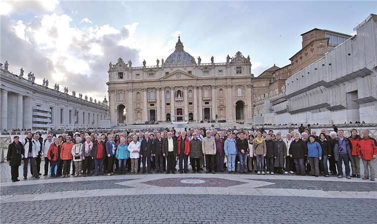 Die über 100-köpfige Reisegruppe vor dem Petersdom in Rom. privat
