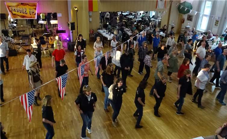 Die über 150 Besucher waren total begeistert vom diesjährigen Line Dance Mega-Event. Foto: Helmut Kerschsieper