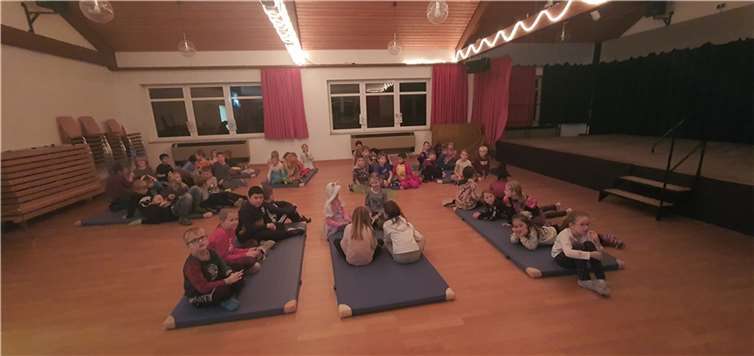 Die über 60 Schülerinnen und Schüler hörten Hörspiele, brauten Zaubertränke, backten Einhorn-Gebäck, durchquerten einen verzauberten Märchenwald in der Sporthalle und aßen die Leckereien. Quelle: Grundschule Burgen