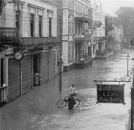 Katastrophale Zerstörung und massive Hilfsbereitschaft Die überflutete Innenstadt von Bad Neuenahr. Fotos: Kreisarchiv Ahrweiler