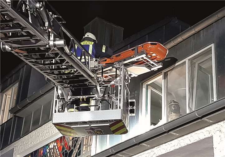 Die übliche Rettung über eine eingeschobene Krankentrage auf der Drehleiter war aufgrund der baulichen Gegebenheiten nicht möglich.