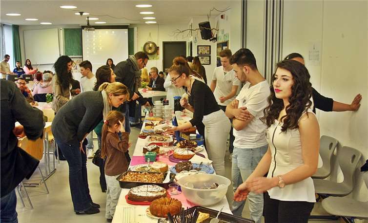 Die umfangreiche Kuchentheke war immer wieder ein Anziehungspunkt für Groß und Klein. RÜ