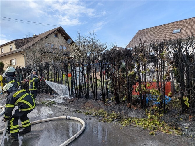 Die umgehend eingeleiteten Löscharbeiten zeigten schnelle Wirkung.  Foto: Feuerwehr VG Puderbach