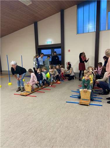 Die umgekehrten Sportbänke waren die Boote, unter denen Stangen lagen, über die die Kinder mit den Booten vorwärts rollten. Die Eltern nahmen die Stangen hinten weg und legten sie wieder vor das Boot, wobei das Tempo abgestimmt werden musste. Quelle: Gymnastik-Riege Dedenbach