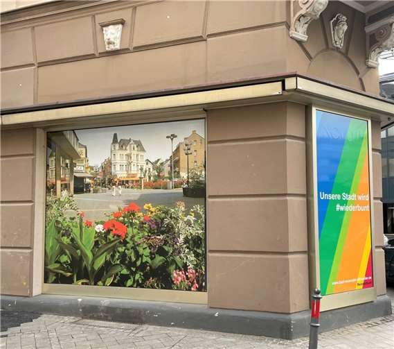 Die umgestaltete und beklebte Schaufensterfläche in der Poststraße in Bad Neuenahr.  Fotos: Stadtverwaltung / Christoph Steinborn