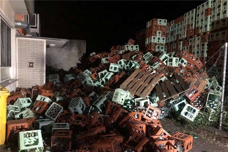 Die umgestürzten Leergutkisten auf einem privaten Grundstück in der Nähe des Lagers. Foto: Polizei