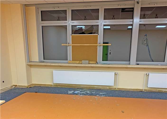 Die unbekannten Täter zerschlugen auch Fenster.  Foto: privat
