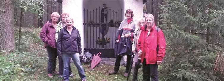 Die unerschrockenen Fußpilgerinnen waren für das schlechte Wetter gerüstet.privat