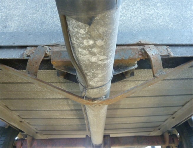 Die unfachmännisch geschweißte Deichselbefestigung des Anhängers.