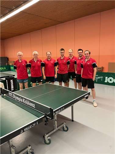 Die ungeschlagenen Herbstmeister der Bezirksliga (v.l.n.r.): Hans-Peter Berens, Josef Berens, Dirk Drengwitz, Dominik Schmitt, Fabian Berens, Miguel Carpio und Matthias Meister. Foto: privat