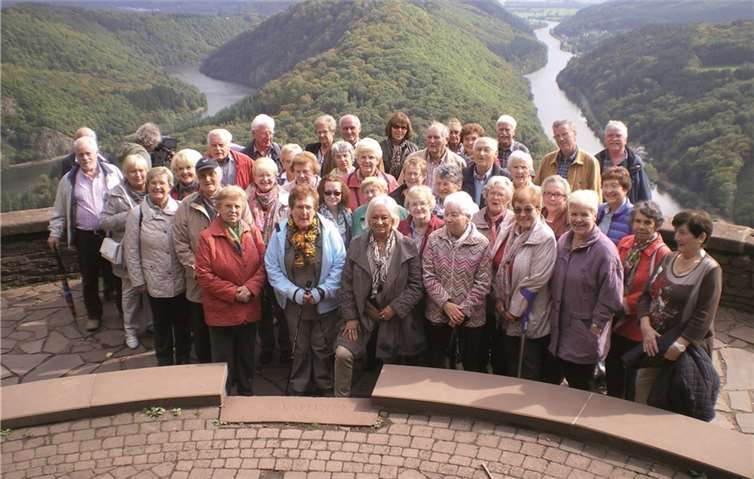 Die unternehmungslustigen Gülser Senioren stellten sich oberhalb der Saarschleife, eine der schönsten Flusslandschaften Europas, zum Erinnerungsfoto.privat