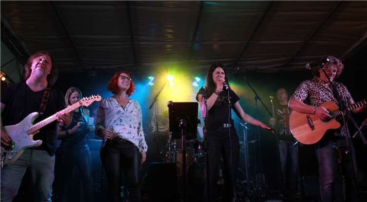 Die unterschiedlichen Sängerinnen und Sänger von Roadhouse, hier die stimmgewaltige Silke, interpretierten jeden Song perfekt - und mit viel Gefühl. Fotos: KBL