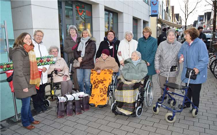 Die unterschiedlichsten Dekorationen kamen zum Einsatz. Diese Seniorengruppe setzt ganz klassisch auf Christbaumkugeln in den typischen Weihnachtsfarben.