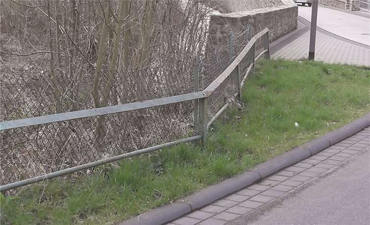 Die uralte Zaunanlage mit dem stark verbeulten Geländer.privat