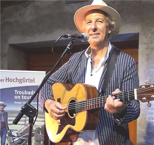 Die urkomischen Storys, die der Entertainer zur Anmoderation erzählt, geben dem Konzert erst die richtige Würze.Foto: Gemeinde Wachtberg