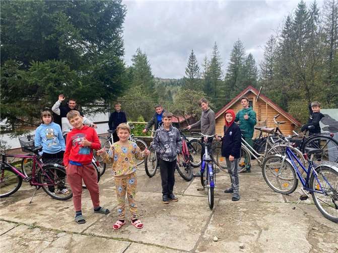 455 Weihnachtspäckchen für notleidende ukrainische Kinder gespendet Die ursprünglich in dem völlig zerstörten Mariopol beheimateten und nun nach einem zweijährigem Asyl im Schwarzwald in den ukrainischen Karpaten untergekommenen Kinder des Pilgrim-Heimes sind sehr dankbar für die von Bürgern der Rhein-Wied-Region gespendeten und in der Fahrradwerkstatt des GfV-Bürgerparks in Unkel kostenlos reparierten Fahrräder. Foto: Ges. Bochum-Donezk