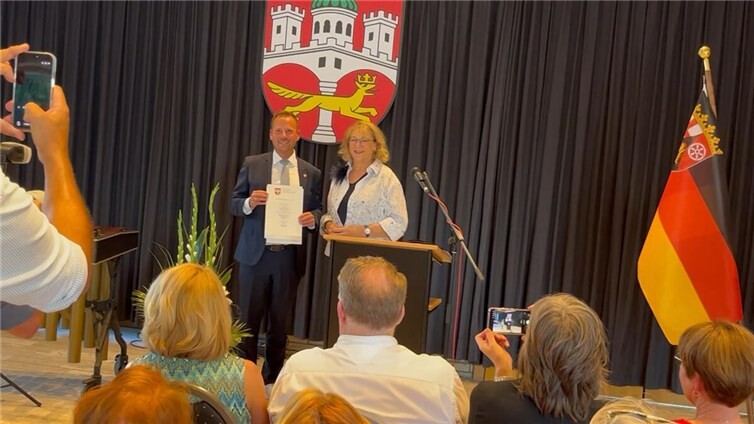 Die verantwortungsvolle Aufgabe der Vereidigung von Björn Ingendahl und der einführenden Worte lag vor vollem Haus bei der Ersten Beigeordneten Andrea Georgi.  Foto: AB