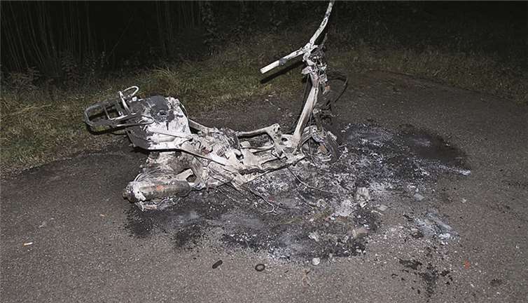 Die verbliebenen Reste des ausgebrannten Rollers. Polizei