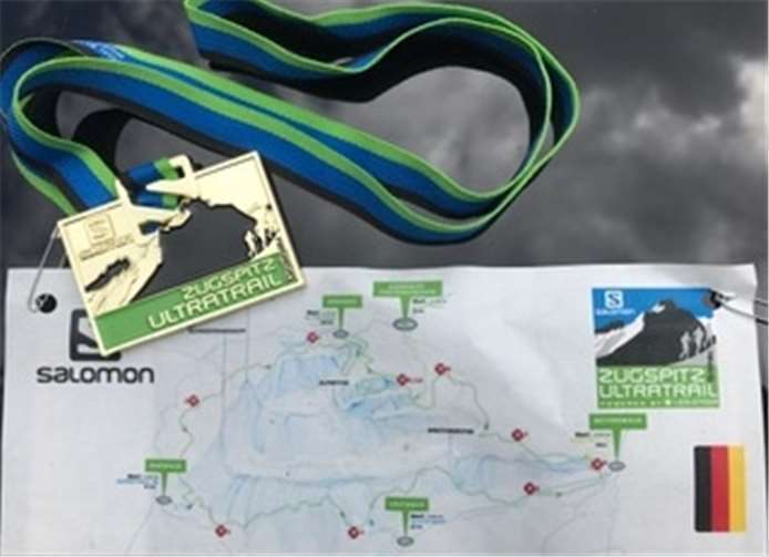 Die verdiente Finishermedaille und der Streckenplan der Strapazen.