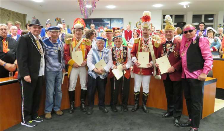 Die verdienten Träger der Stadtspange 2019, eingerahmt von der Stadtspitze.